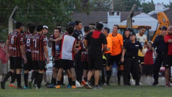 Video | Tremenda paliza a un árbitro en el Torneo Federal B Video | Tremenda paliza a un árbitro en el Torneo Federal B