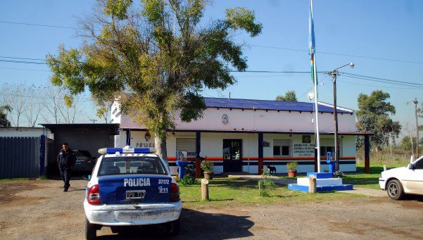 Un comisario resultó herido al liberar a una niña 