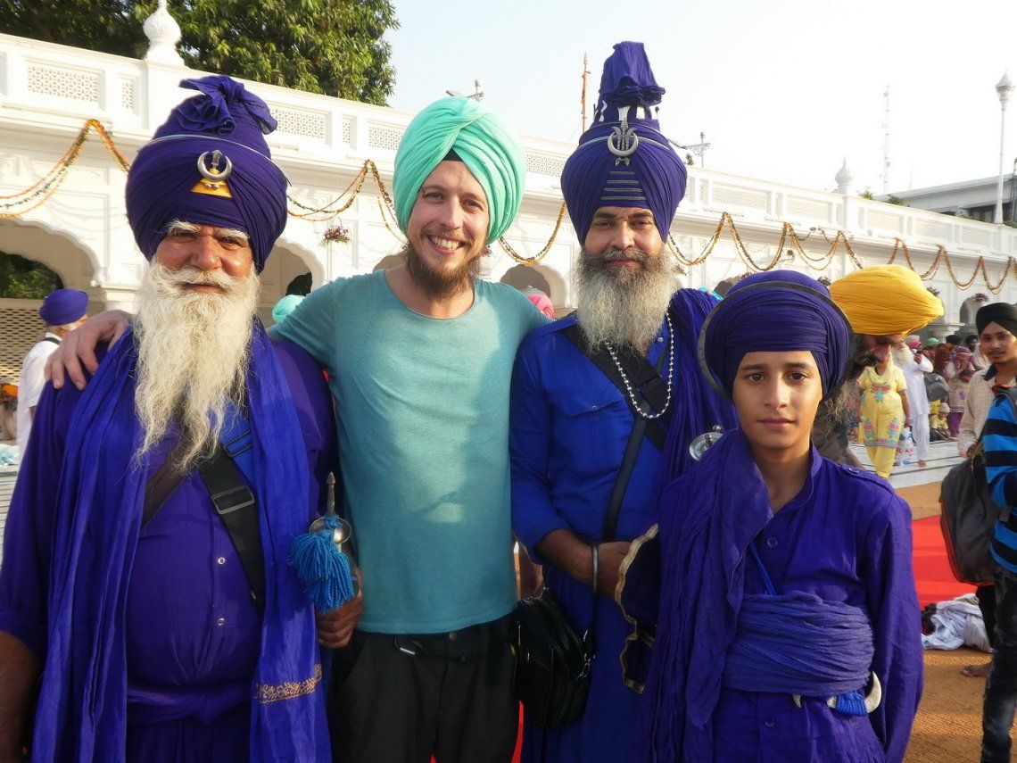 Quiénes son los sij, esos hombres barbudos que usan turbante en la India?
