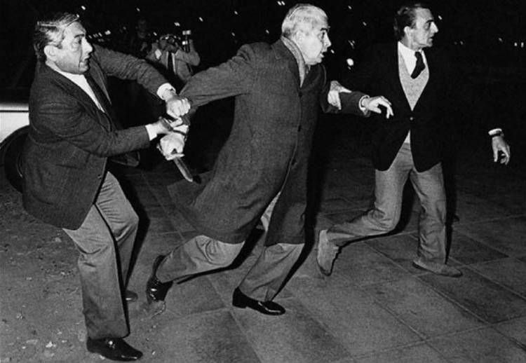 <p>Men&eacute;ndez se abalanza con un pu&ntilde;al contra unos manifestantes en 1984. (Foto: Enrique Rosito/Argra)</p>
