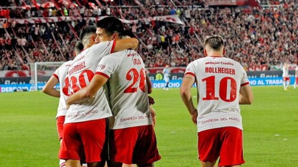 A puro golazo Estudiantes lo dio vuelta y vapuleó a Barracas Central