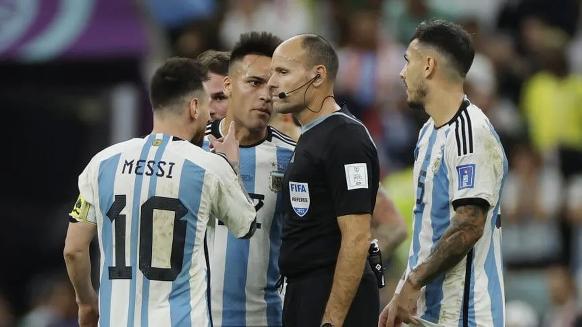 Retiran al árbitro del duelo de la Selección Argentina vs Países Bajos