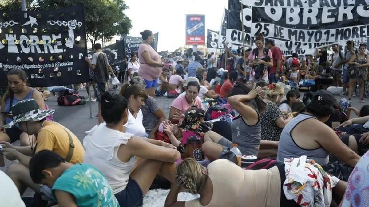 Se Mantiene El Acampe Piquetero En La Avenida De Julio