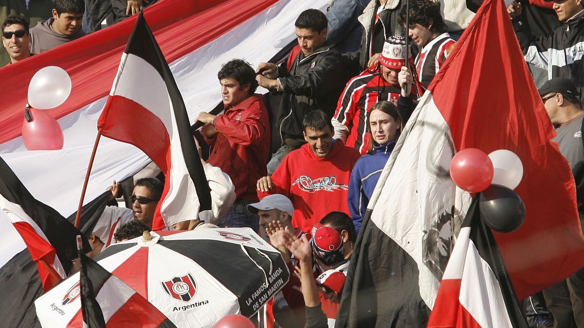 Incidentes En La Marcha De Hinchas De Chacarita