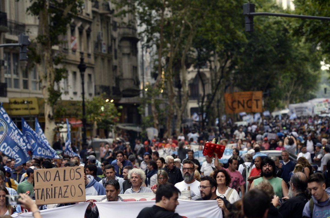 La Marcha De Las Antorchas Contra El Tarifazo En Fotos