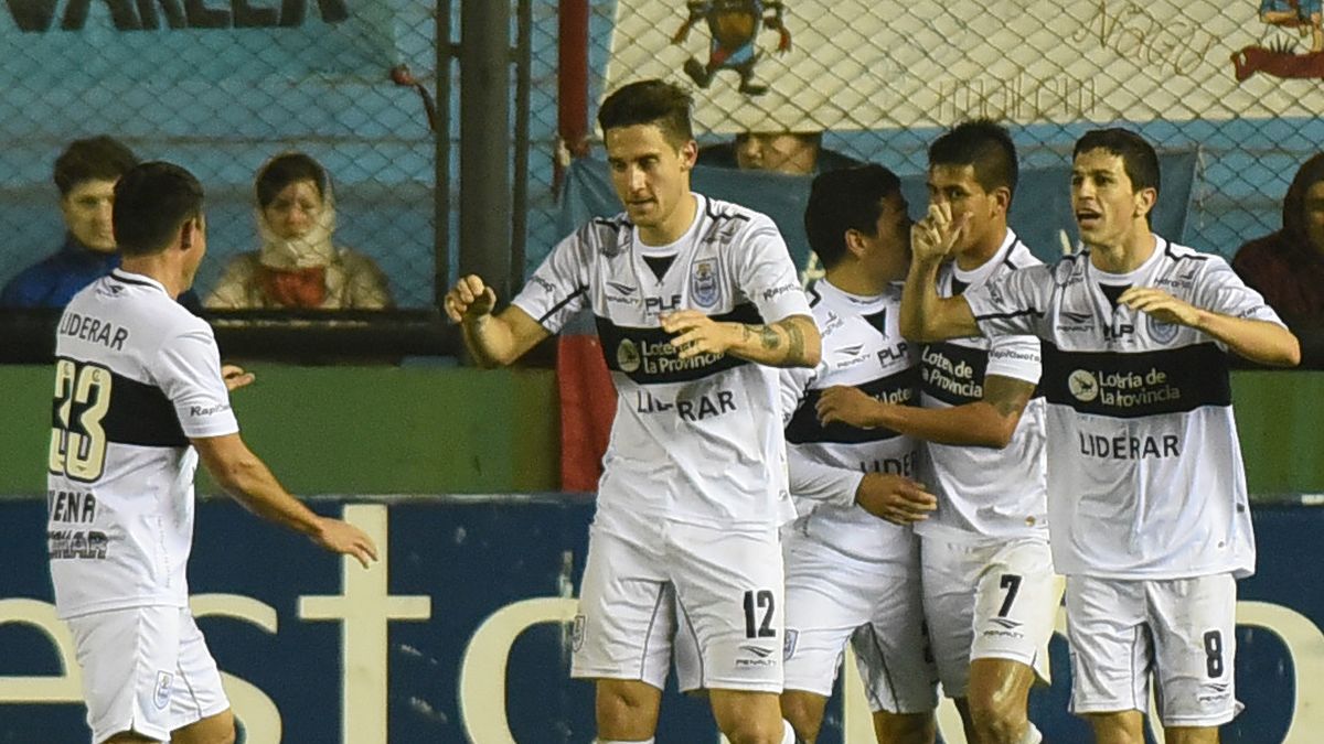 Gimnasia derrotó a Godoy Cruz y sigue prendido