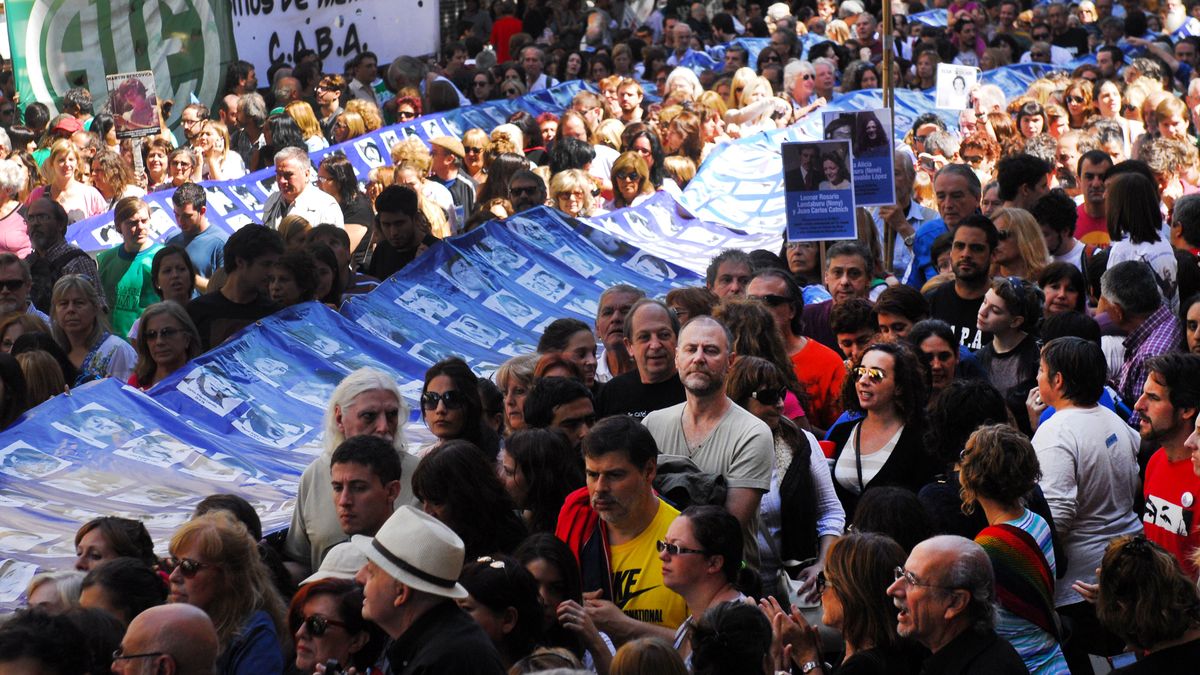 Una Plaza De Mayo Colmada Conmemor Los A Os Del Golpe De