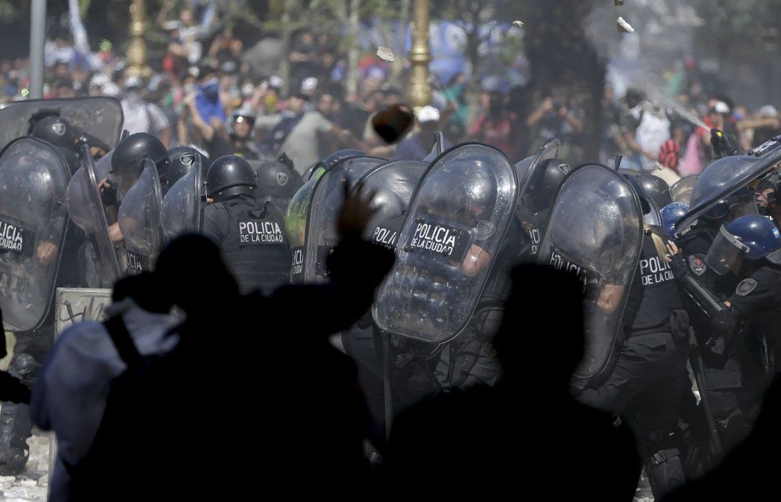 Las fotos más impactantes de los incidentes frente al Congreso