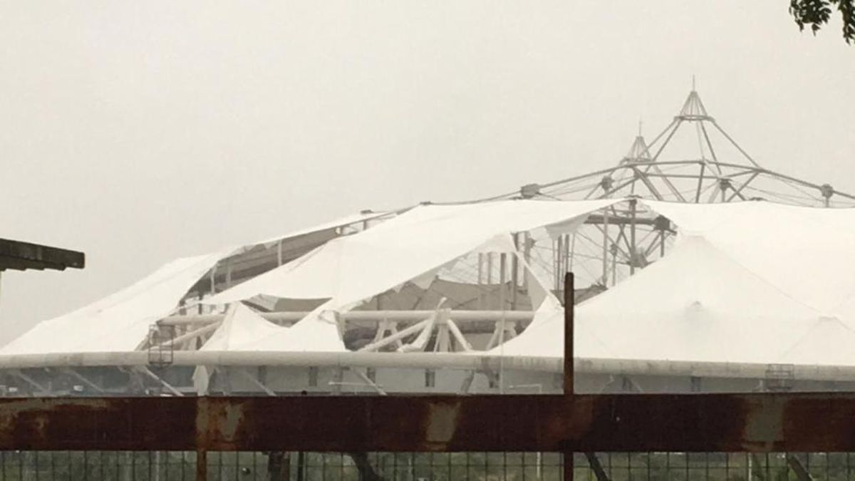 El fuerte temporal voló parte del techo del estadio Ciudad de La Plata