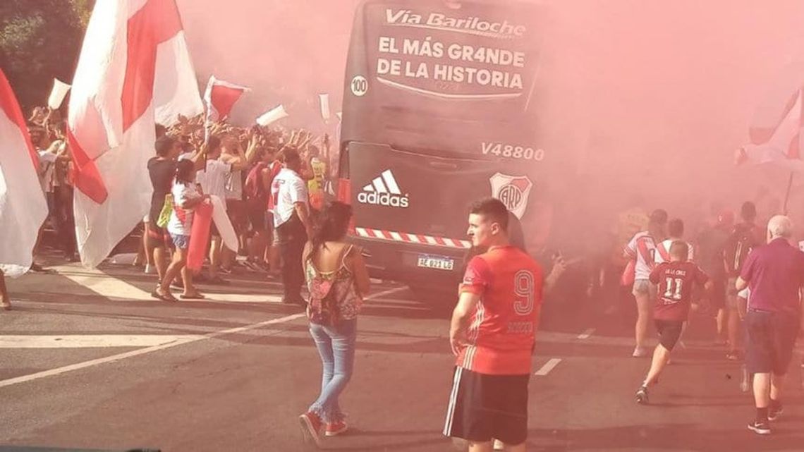 Los Hinchas De River Hicieron Un Banderazo Para Despedir Al Plantel