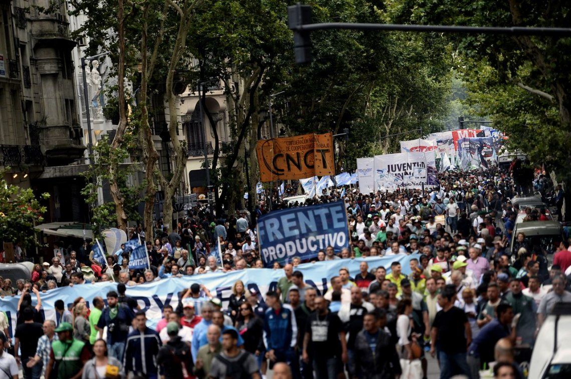 La Marcha De Las Antorchas Contra El Tarifazo En Fotos