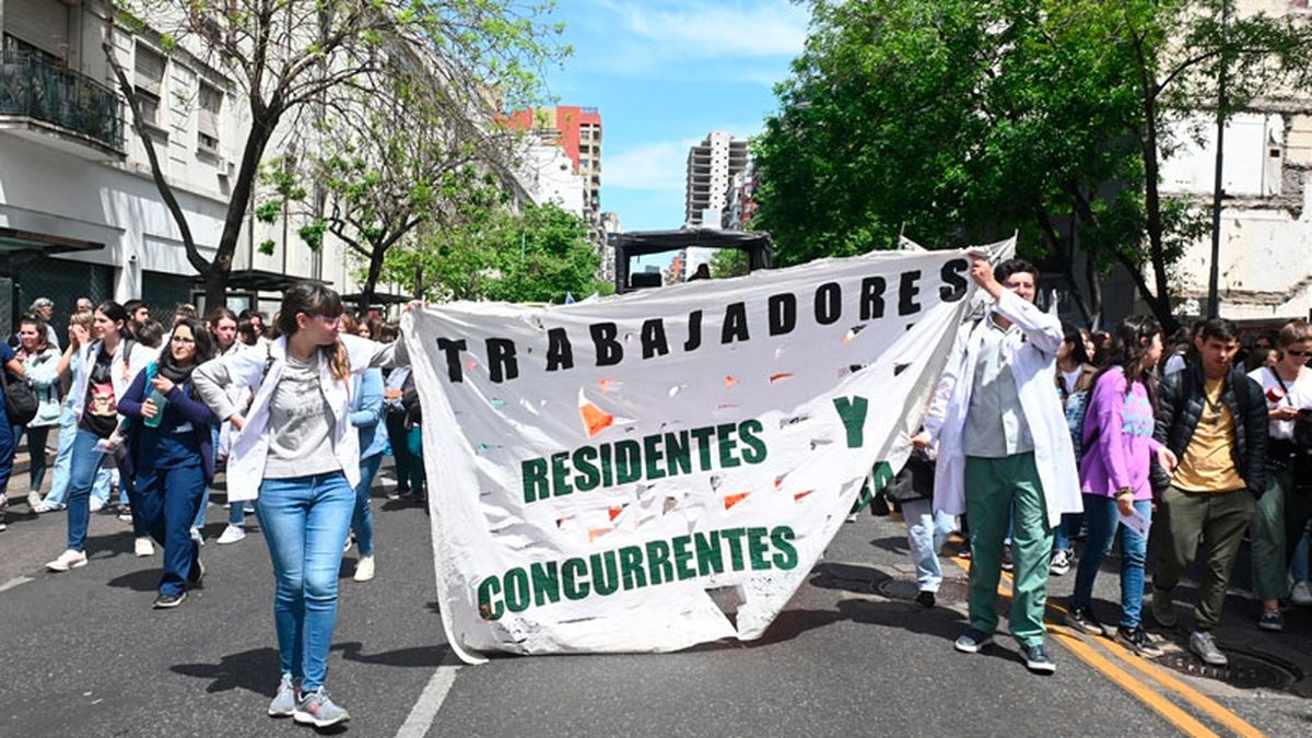 Médicos residentes de hospitales marchan al Ministerio de Salud