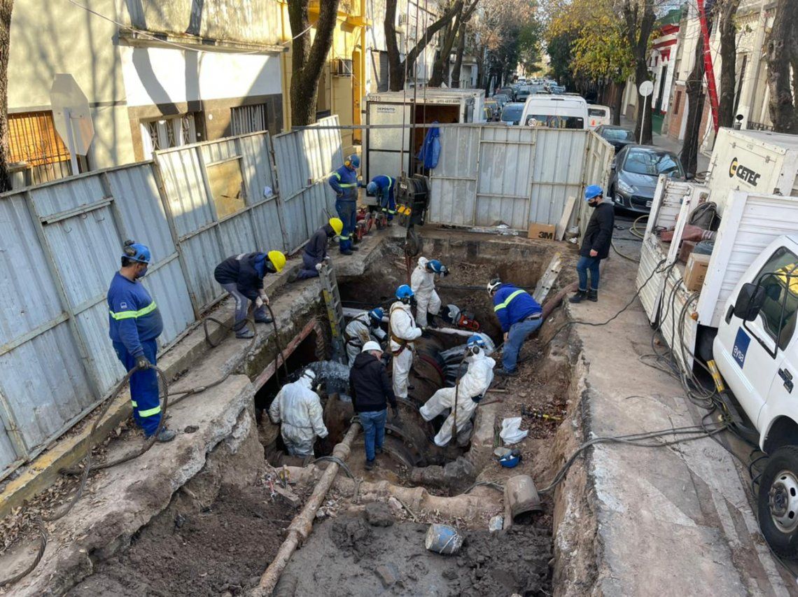 Aysa renovó una enorme válvula centenaria en Caballito