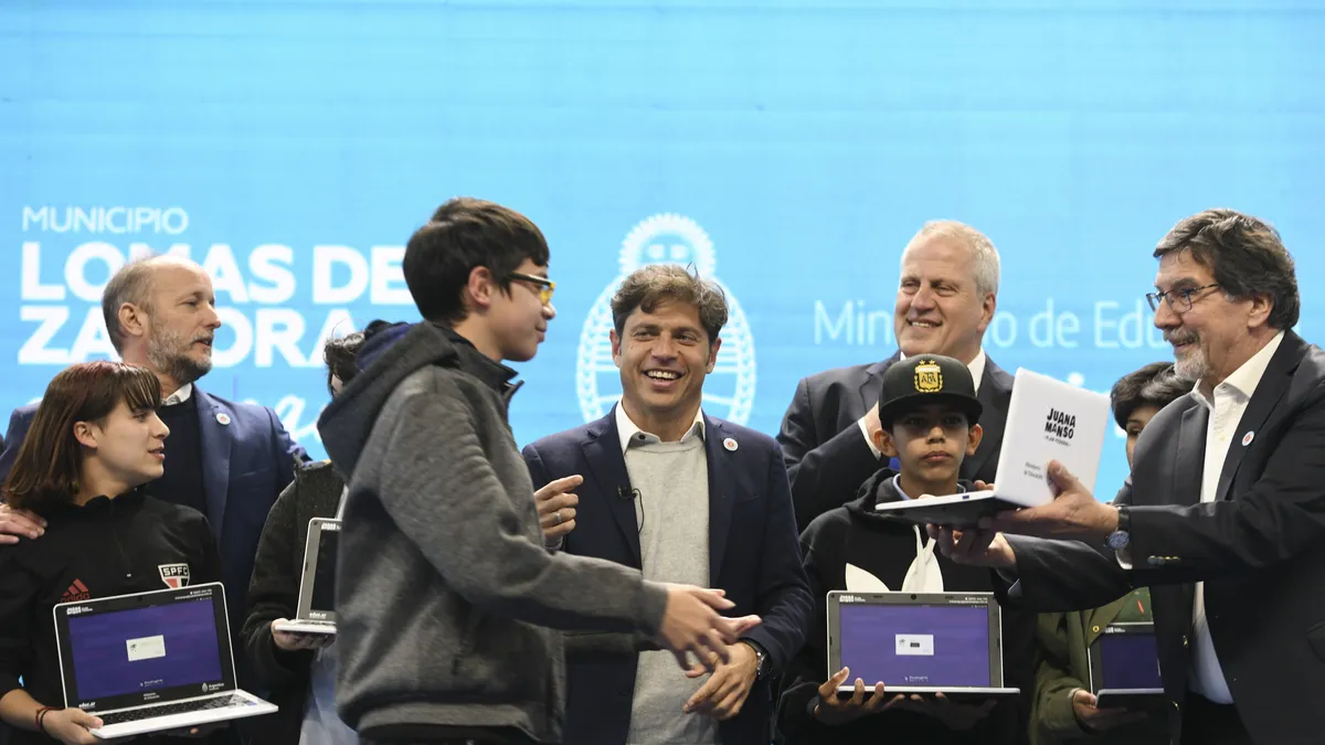 Axel Kicillof entregó computadoras del Programa Conectar Igualdad