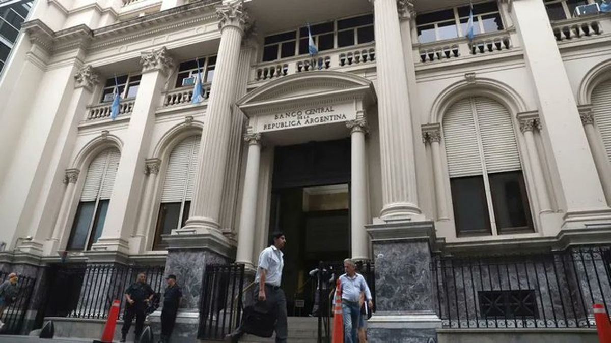 Por la inflación el Banco Central evalúa emitir billetes de 20 000 y