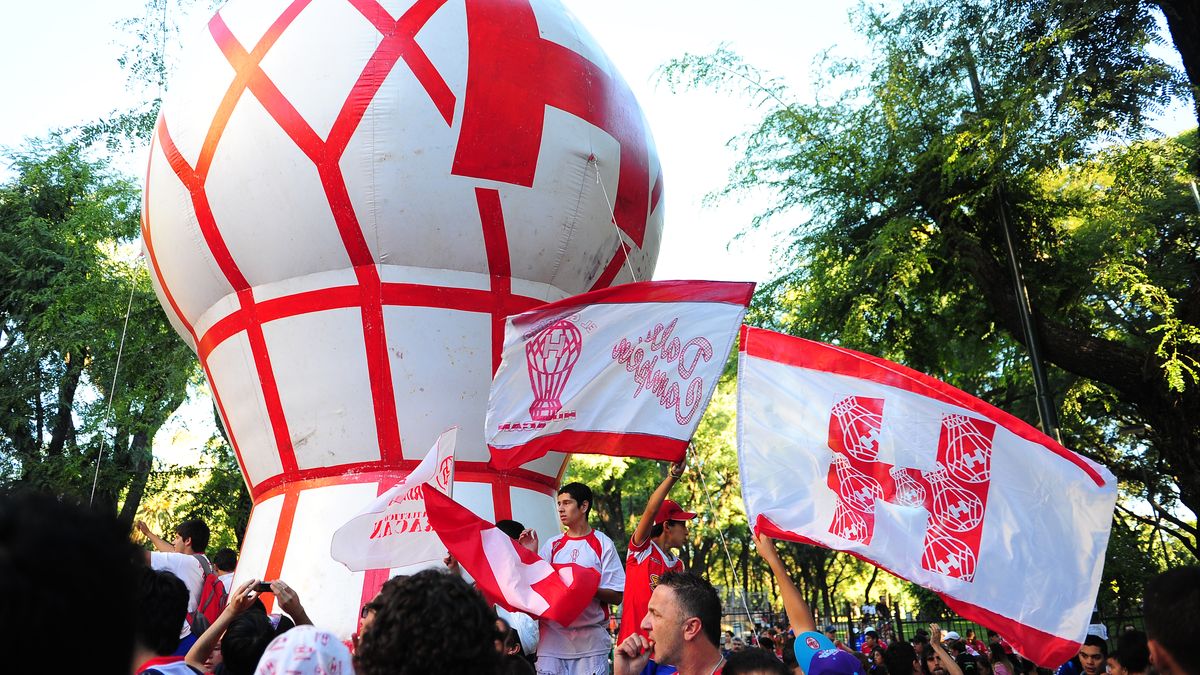 Ocho Mil Hinchas De Hurac N Marcharon Hacia El Obelisco