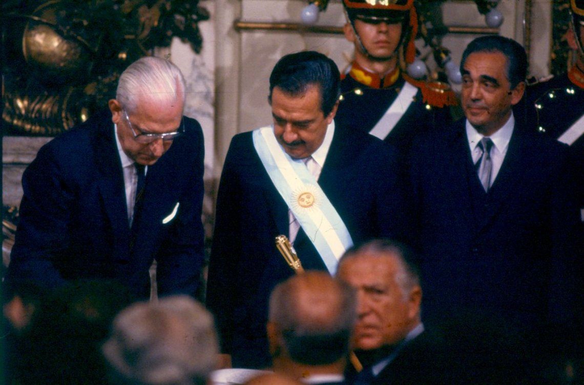 El día en que Bignone le entregó el bastón presidencial a Raúl Alfonsín El día en que Bignone le entregó el bastón presidencial a Raúl Alfonsín