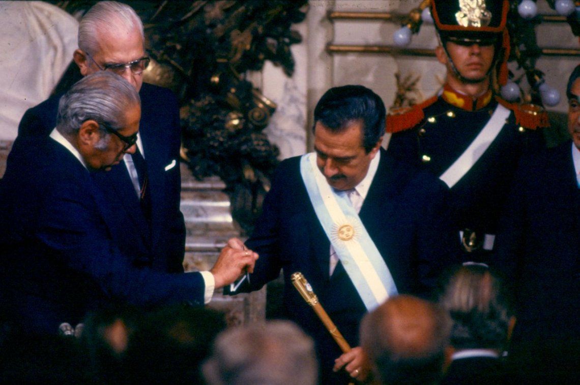 El día en que Bignone le entregó el bastón presidencial a Raúl Alfonsín El día en que Bignone le entregó el bastón presidencial a Raúl Alfonsín