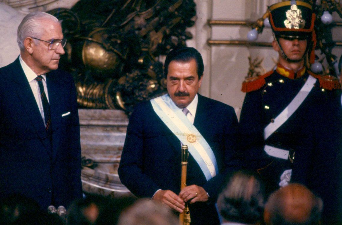 El día en que Bignone le entregó el bastón presidencial a Raúl Alfonsín El día en que Bignone le entregó el bastón presidencial a Raúl Alfonsín