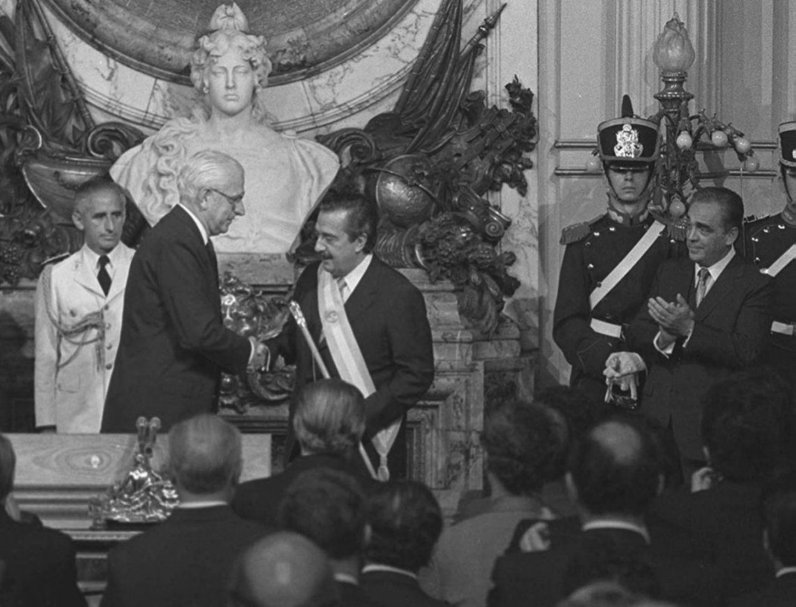 El día en que Bignone le entregó el bastón presidencial a Raúl Alfonsín El día en que Bignone le entregó el bastón presidencial a Raúl Alfonsín