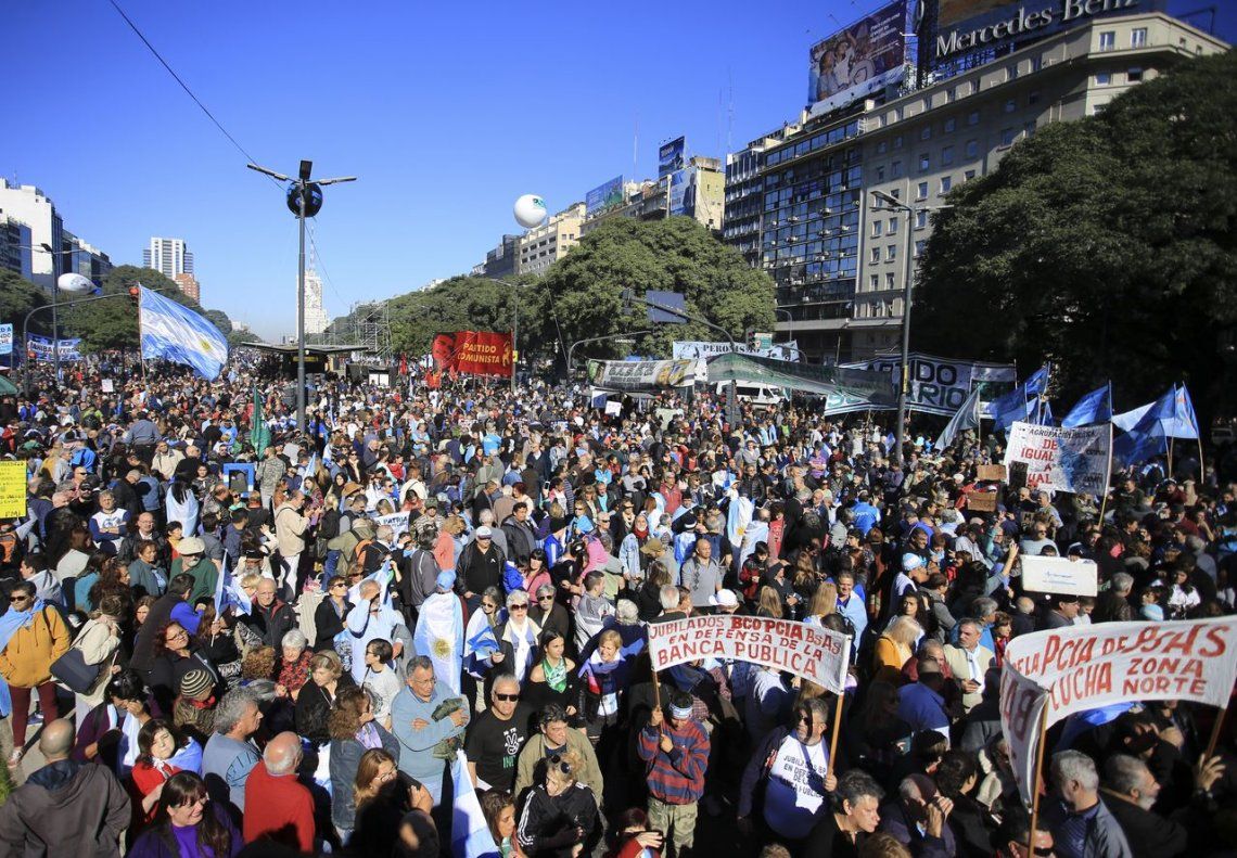 Cientos de personas se concentraron en el Obelisco en contra del FMI