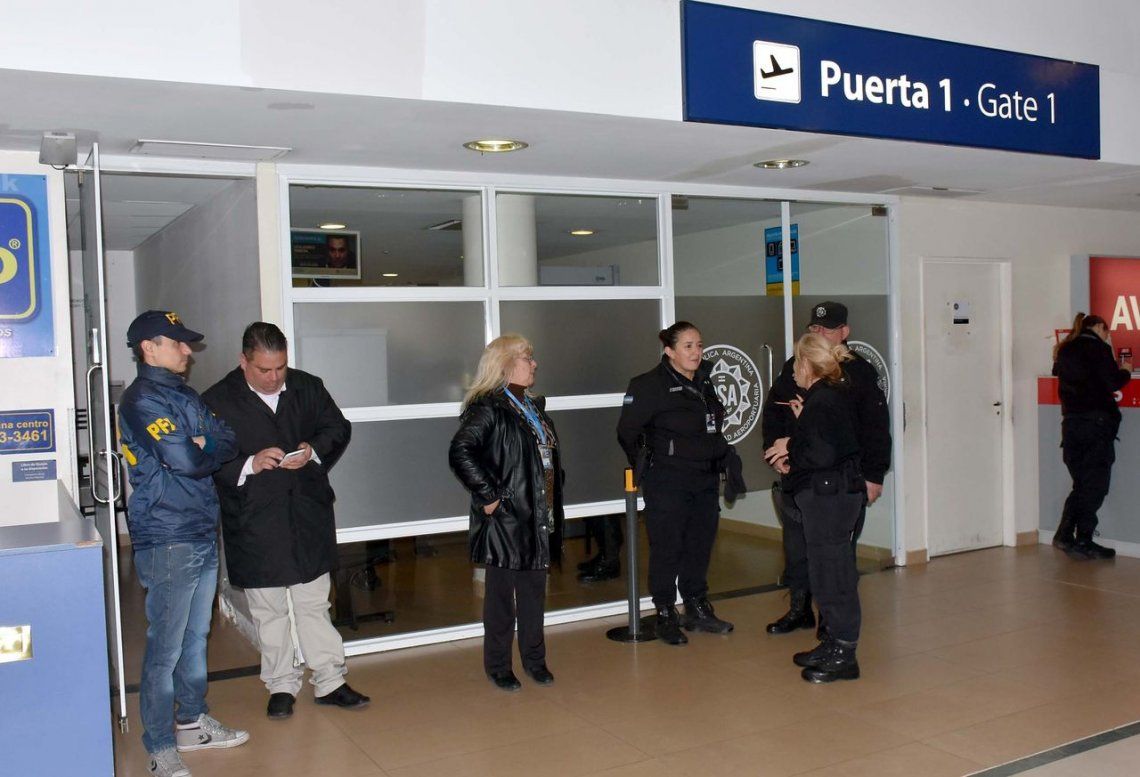 Evacuaron el aeropuerto de Mar del Plata por una falsa granada Evacuaron el aeropuerto de Mar del Plata por una falsa granada