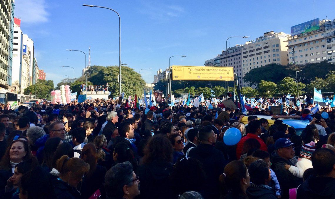 Una multitud se manifiestó contra el aborto en el Obelisco porteño