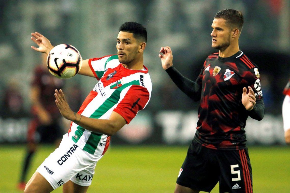 Con goles de Pinola y Nacho Fernández, River derrotó a Palestino y se clasificó a octavos de final