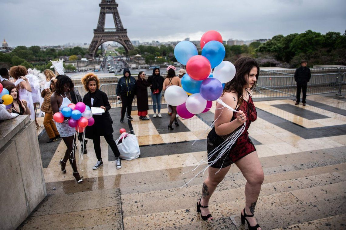En fotos: un desfile contra la dictadura de la moda en la torre Eiffel