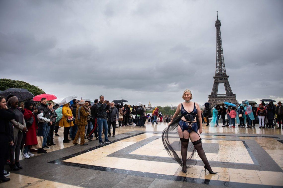 En fotos: un desfile contra la dictadura de la moda en la torre Eiffel