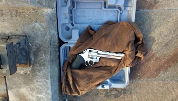 El arma dentro del maletÃn que tiró el hombre detenido