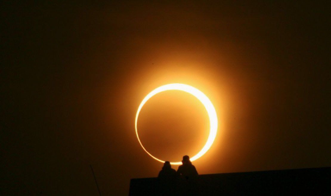 atardecer de 360° durante el eclipse solar