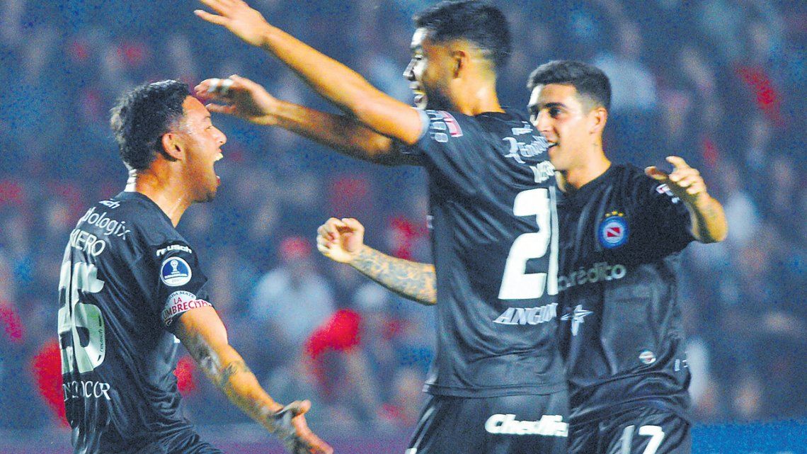Resultado de imagen para CAYO COLON CONTRA EL BICHO DE LA PATERNAL EN LA PRIMERA DE OCTAVOS