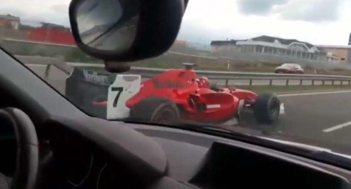 Resultado de imagen para buscado por la policÃa por manejar un Fórmula 1 por la autopista