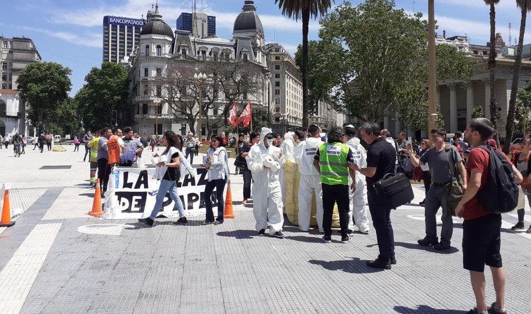 Los trabajadores de Kimberly Clark de Bernal hicieron un "Papelazo" en Plaza de Mayo - Popular