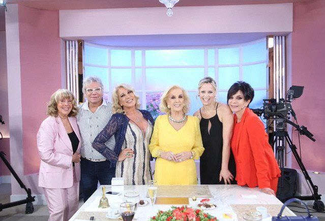 Las sonrisas para la foto de rigor, contrastaron con lo que sucedería durante la jornada. Mirtha, en modo contenedora.