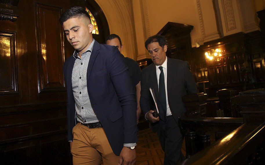 Ayala se retira de la sala de audiencias. Por ahora no irá a prisión.