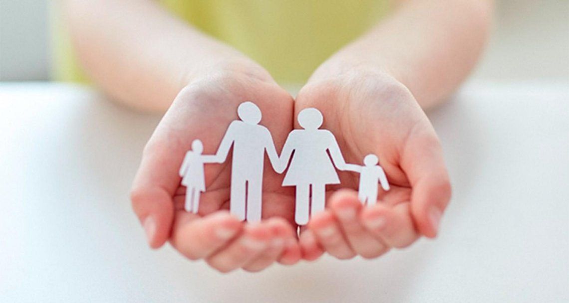 Adopción pluriparental en Córdoba: una niña llevará el apellido de su madre y de dos padres