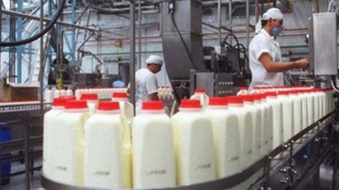 Paran los lecheros por 24 horas pero donan la producción a los pobres