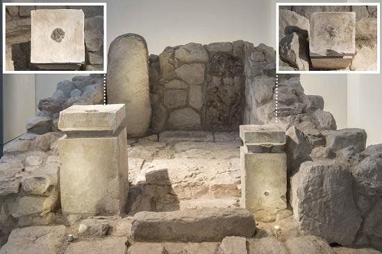 Frente del santuario de Arad, reconstruido por el Museo de Israel, y vista superior de los altares donde se puede ver el residuo negro de cannabis, incienso y grasa animal 
