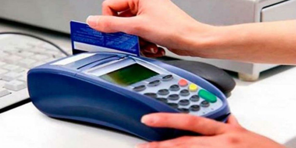 Investigan a bancos por posibles recargos indebidos en tarjetas de crédito