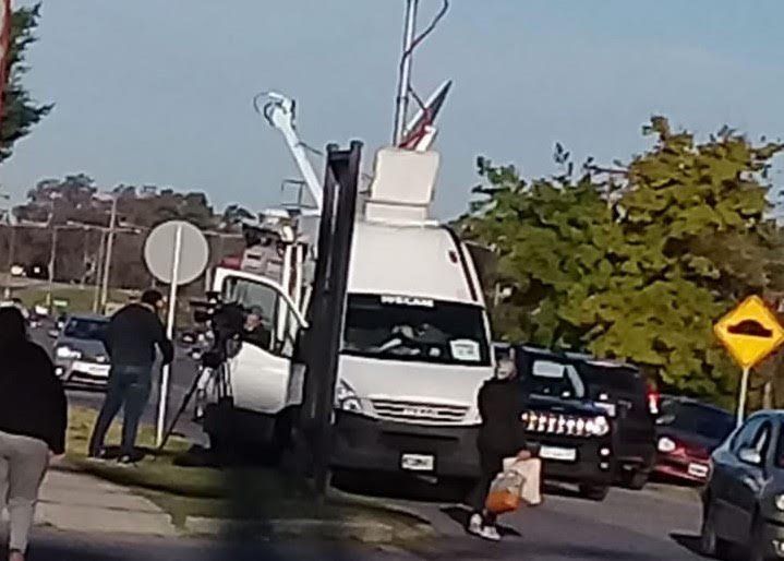 Móvil de transmisión televisiva en la entrada de Ayres de Pilar, a la espera de la llegada de Lázaro Báez