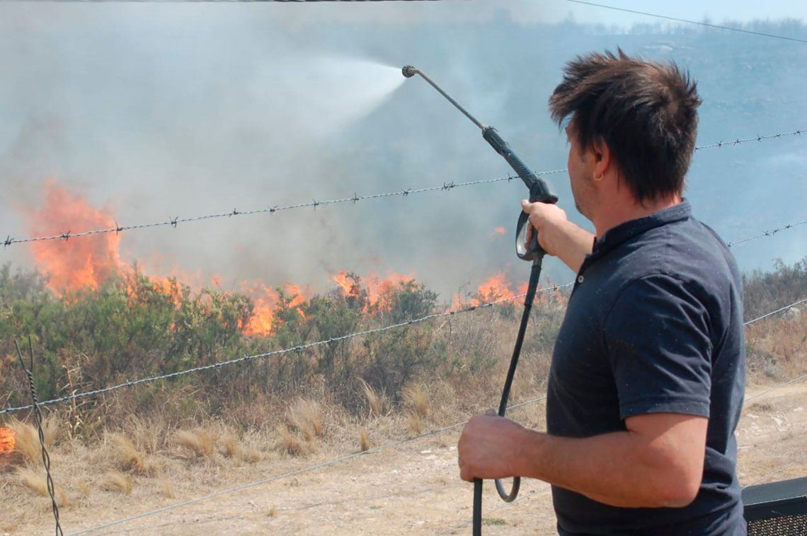 Incendios forestales: la dramática lucha del actor Damián de Santo contra las llamas que rodean sus cabañas | Córdoba, Argentina