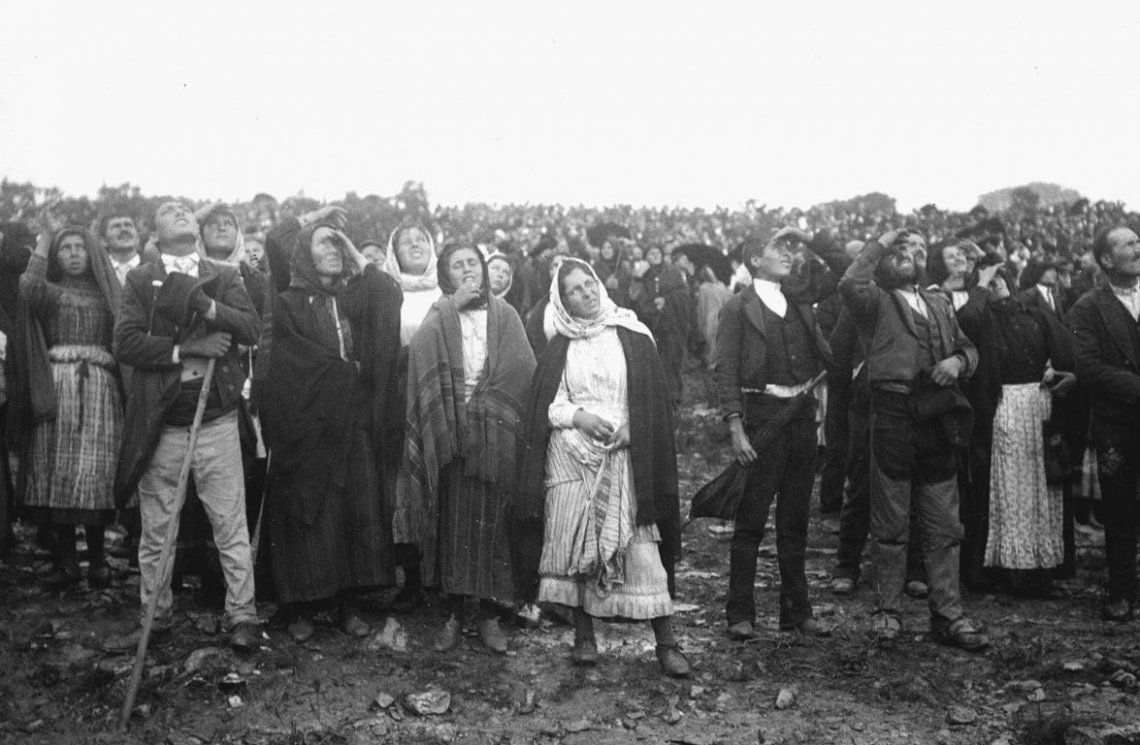 Fátima, Portugal (13 de octubre de 1913)- Una muchedumbre presencia el 