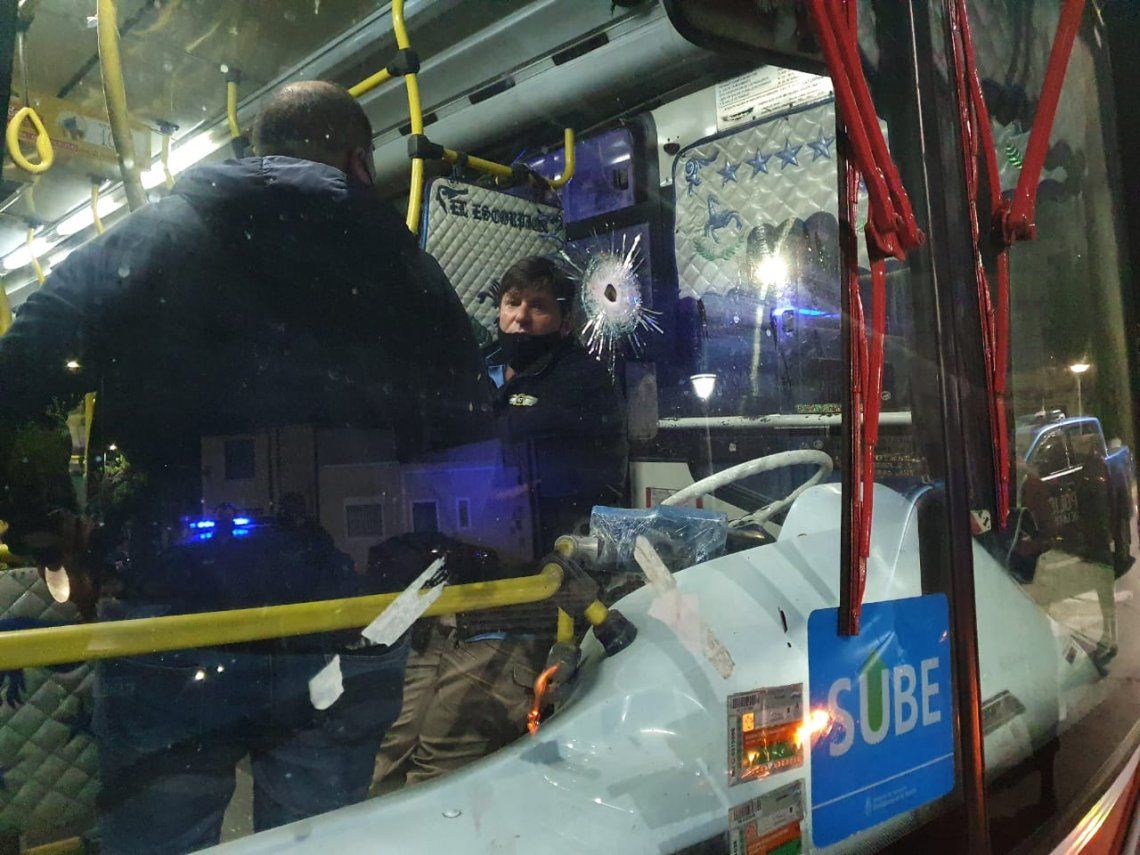 Una oficial de la policía porteña se enfrentó con dos delincuentes armados dentro de un colectivo de la lían 47 y mató a uno de ellos