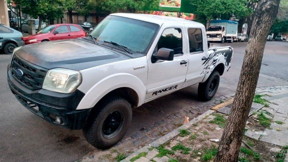 La Plata - Un funcionario judicial y un policía fueron detenidos acusados de circular en una camioneta robada