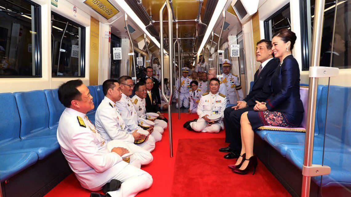 Los reyes de Tailandia en el metro y todo el resto arrodillados. Una tradición que indigna.