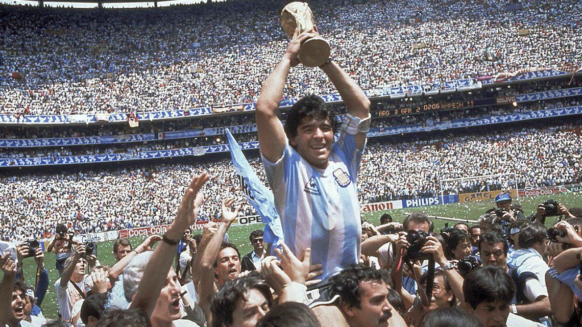 Murió Diego Maradona: el más humano de los dioses