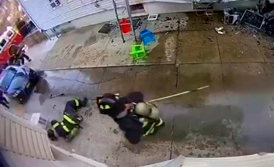 New York: air conditioner falls and hits a firefighter’s head