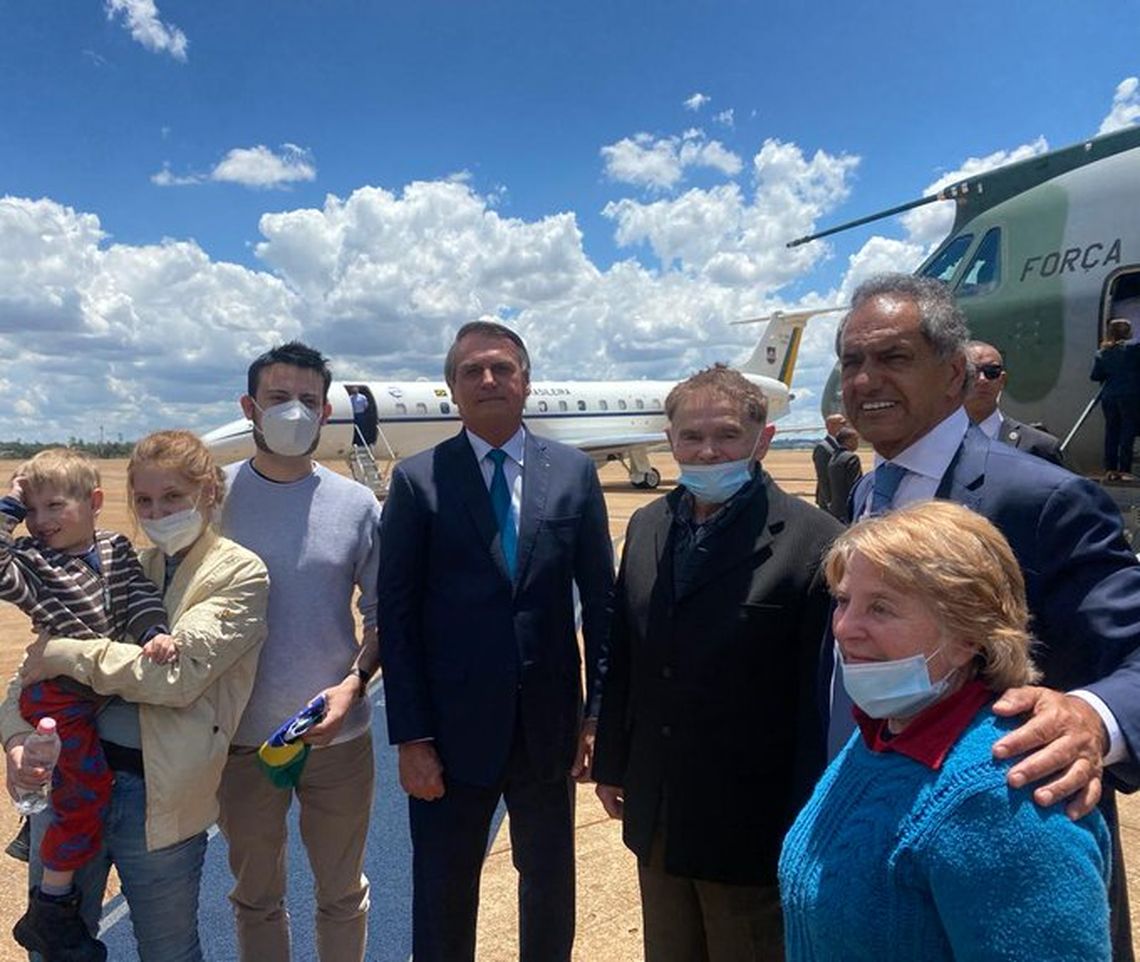 Brasilia - El presidente  Bolsonaro y el embajador argentino Daniel Scioli recibieron a cinco argentinos que estaban atrapados en Ucrania